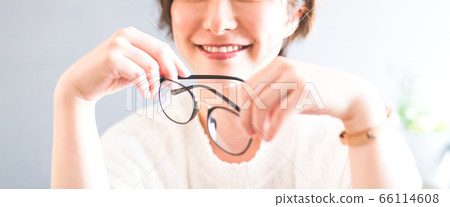 A woman with glasses 66114608