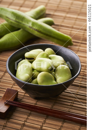 Boiled broad beans in a small black bowl Boiled broad beans in a small black bowl 66115021