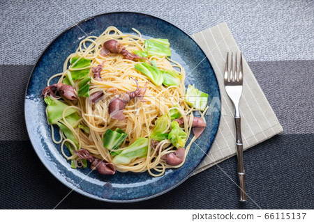 Firefly squid and cabbage pasta 66115137
