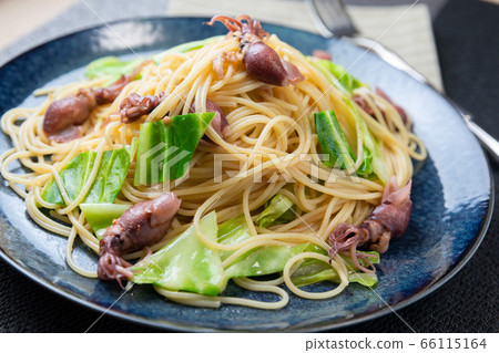 Firefly squid and cabbage pasta 66115164