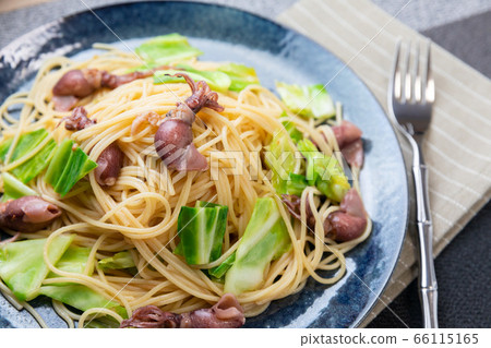 Firefly squid and cabbage pasta 66115165