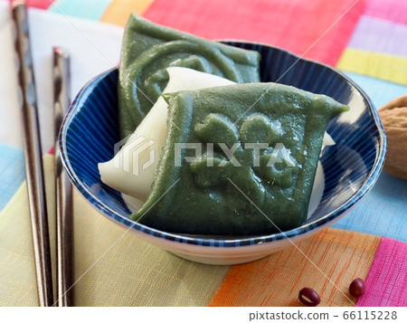 Korean traditional rice cake, slices and walnuts 66115228