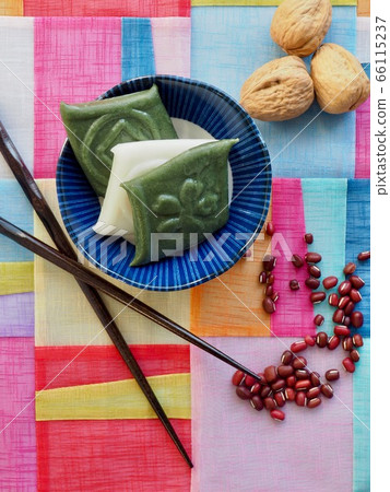 Korean traditional rice cake, slices and walnuts 66115237