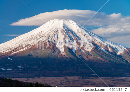 (Yamanashi Prefecture) Mt. Fuji with snow from the 20-turn pass in late autumn 66115247