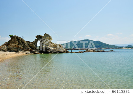 Sea of Wakaura Houraiwa and Mt. Nagusa 66115881