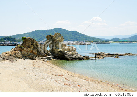 Sea of Wakaura Houraiwa and Mt. Nagusa 66115893
