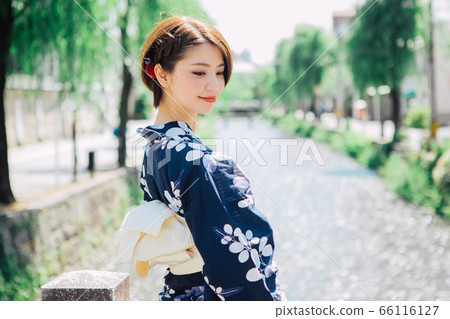 A woman sightseeing in Kyoto with a yukata [Shirakawa] 66116127