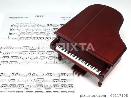 Piano and score Piano and score 66117108
