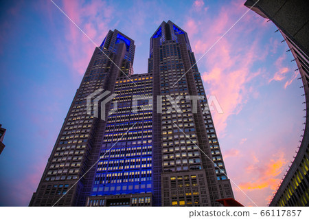 日本東京的東京城市景觀,藍藍的天空和夕陽照亮 日本東京的東京城市景觀,藍藍的天空和夕陽照亮 66117857