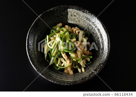 使用從黑色背景上鳥瞰的大量季節性竹筍和辣椒製成的簡單忍者龍蝦 使用從黑色背景上鳥瞰的大量季節性竹筍和辣椒製成的簡單忍者龍蝦 66118434