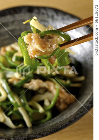 Pinch a simple chinja olose with a lot of seasonal bamboo shoots and peppers with chopsticks Pinch a simple chinja olose with a lot of seasonal bamboo shoots and peppers with chopsticks 66118672