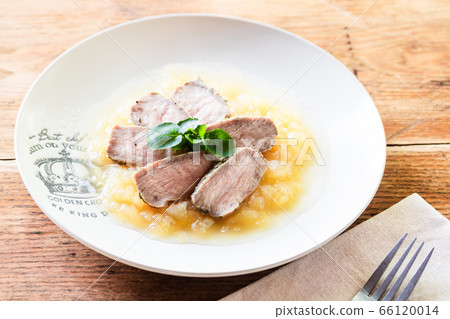 Roast pork with apple sauce 66120014