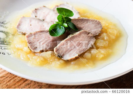 Roast pork with apple sauce 66120016