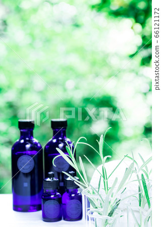用綠色精油和載體油包裹的香薰療法 66121172