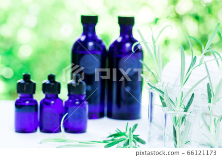 用綠色精油和載體油包裹的香薰療法 用綠色精油和載體油包裹的香薰療法 66121173
