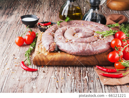 raw beef sausages, selective focus 66121221