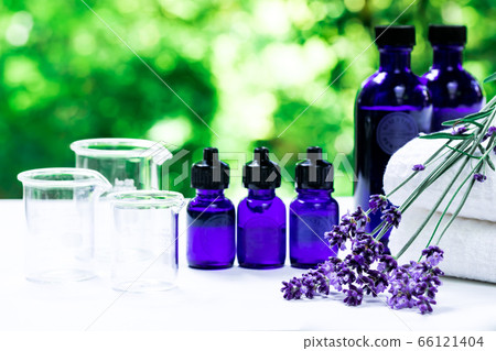 用綠色精油和載體油包裹的香薰療法 66121404