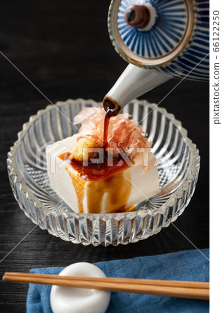 Add soy sauce to cold tofu 66122250