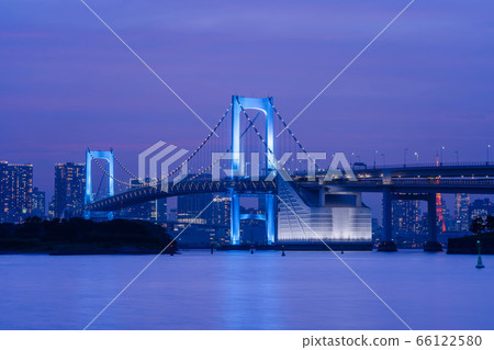 [新冠狀病毒]醫護人員感謝彩虹橋呈藍色 66122580