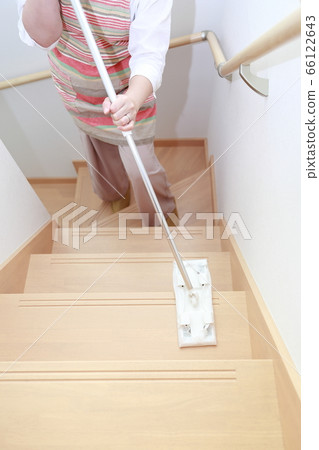 Quickle wiper (cleaning cleaning clean housework stairs dust indoors indoor flooring copy space) 66122643