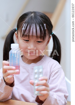 健康狀況不佳(藥物,女孩,女孩,兒童,疾病,感冒,流感,肺炎,發燒,頭痛,牙痛,花粉症) 健康狀況不佳(藥物,女孩,女孩,兒童,疾病,感冒,流感,肺炎,發燒,頭痛,牙痛,花粉症) 66122837
