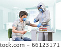 戴著口罩和防護服的醫護人員將藥物疫苗接種給陽性患者 66123171