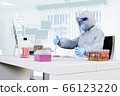 戴著口罩和防護服的醫務人員正在研發疫苗 66123220