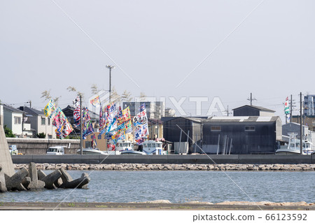 High-speed shutter at Takaishi fishing port where the big catch flag flutters High-speed shutter at Takaishi fishing port where the big catch flag flutters 66123592