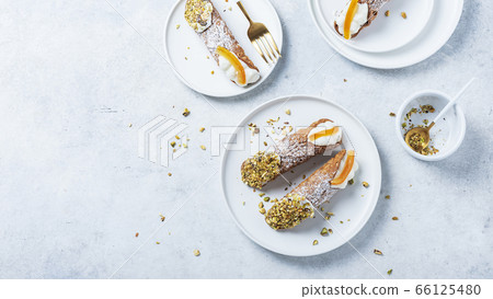 Traditional italian dessert cannoli siciliani 66125480