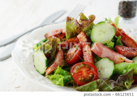 Thick sliced bacon mixed salad 66125651