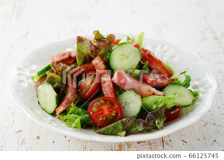 厚切的培根混合沙拉 66125745
