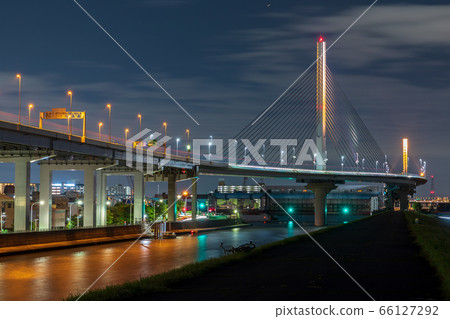 城市景觀東京大都會葛飾豎琴橋(夜景) 城市景觀東京大都會葛飾豎琴橋(夜景) 66127292