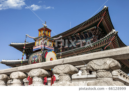 Walking in Gyeongbok Palace 66128999