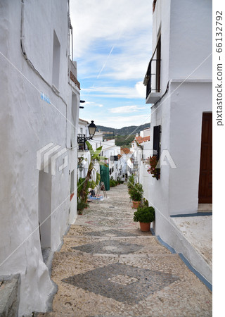 西班牙弗里希利亞納白村 66132792