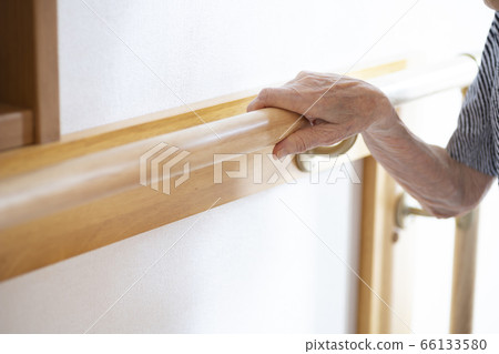 老人抱著扶手 老人抱著扶手 66133580