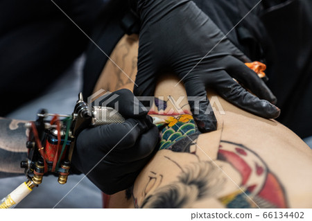 Tattoo maker who makes tattoos 66134402