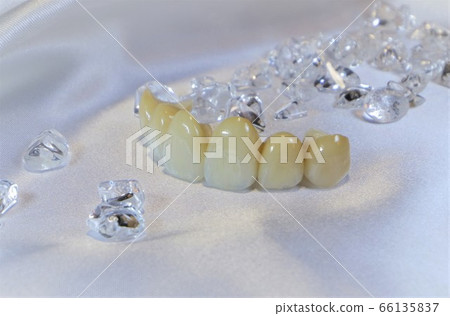 當你用美麗的牙齒微笑時，它會帶給人和運氣 66135837