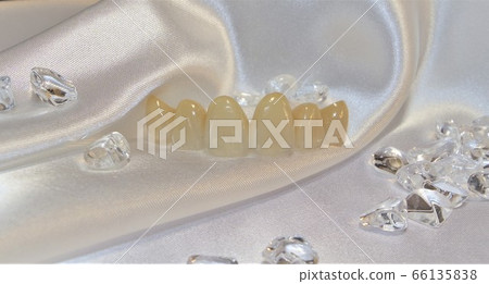 當你用美麗的牙齒微笑時，它會帶給人和運氣 66135838