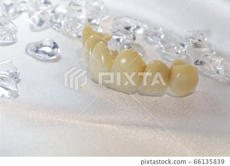 當你用美麗的牙齒微笑時，它會帶給人和運氣 66135839