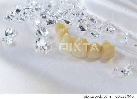 當你用美麗的牙齒微笑時，它會帶給人和運氣 66135840