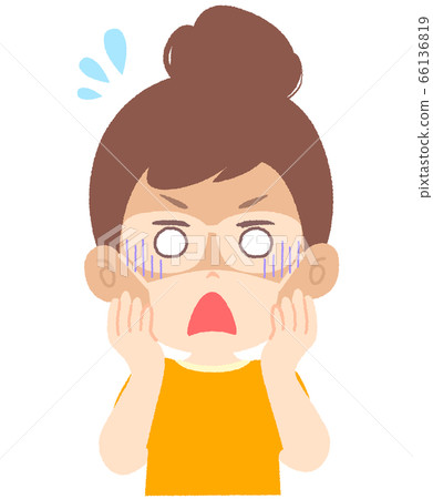 A woman who is tanned by the shape of glasses and a mask and is impatient 66136819