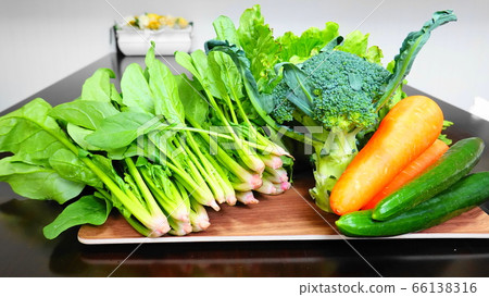 Fresh vegetable set on the table (spinach, broccoli, carrots, cucumber, lettuce) 1559 Fresh vegetable set on the table (spinach, broccoli, carrots, cucumber, lettuce) 1559 66138316
