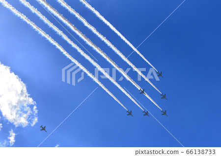 Blue Impulse flying over Tokyo 66138733