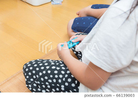孩子們玩電子遊戲的手 孩子們玩電子遊戲的手 66139003