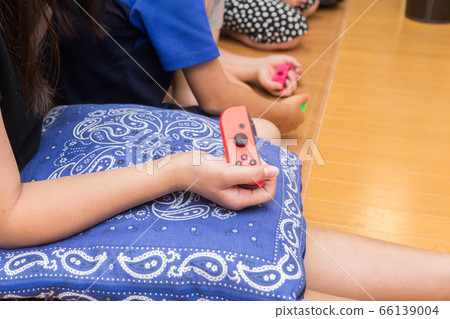 孩子們玩電子遊戲的手 孩子們玩電子遊戲的手 66139004