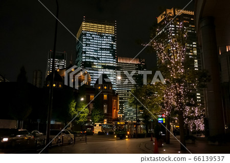 Night view of Tokyo station and Marunouchi buildings 66139537