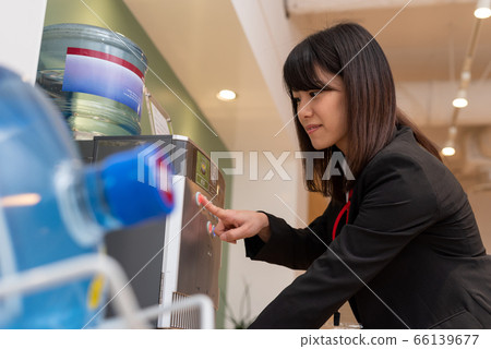 女商人喝飲料 66139677