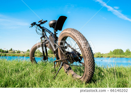 Black electric bike with thick wheels 66140202
