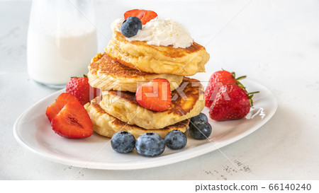 Ricotta pancakes with fresh berries Ricotta pancakes with fresh berries 66140240
