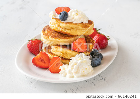 Ricotta pancakes with fresh berries 66140241